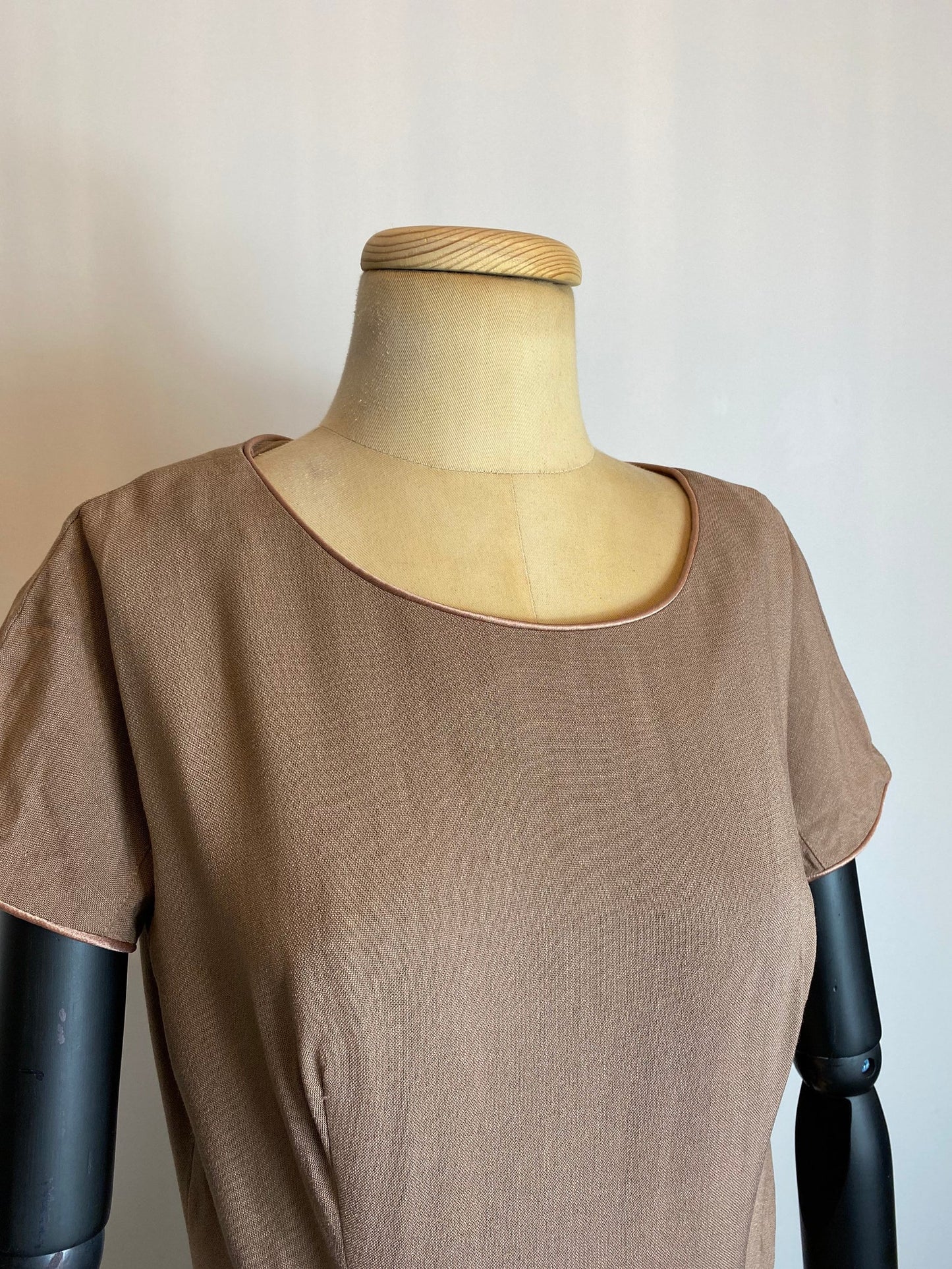 1950s Sheath Day Dress in Taupe Colour and Satin Trims (M)