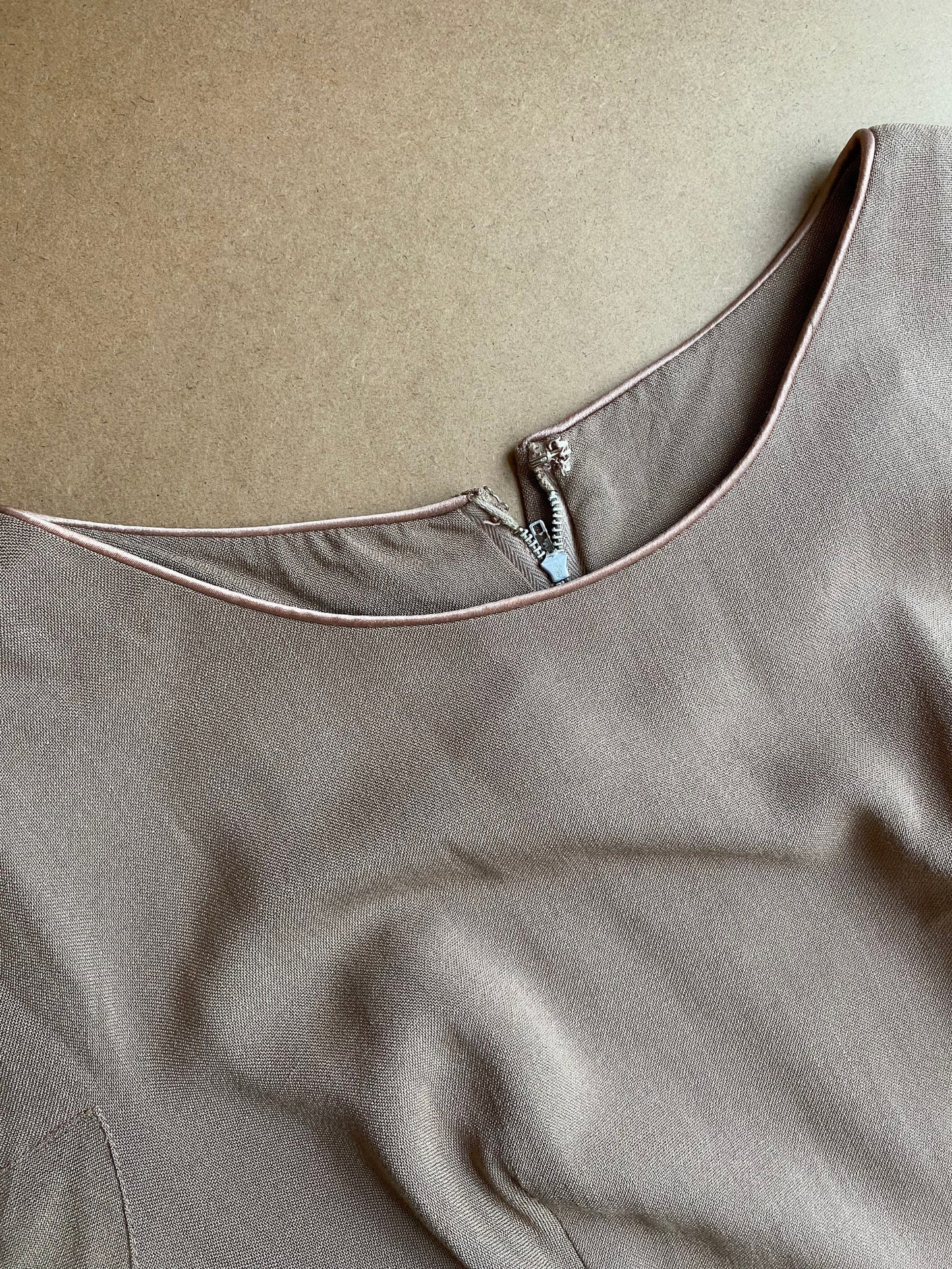 1950s Sheath Day Dress in Taupe Colour and Satin Trims (M)