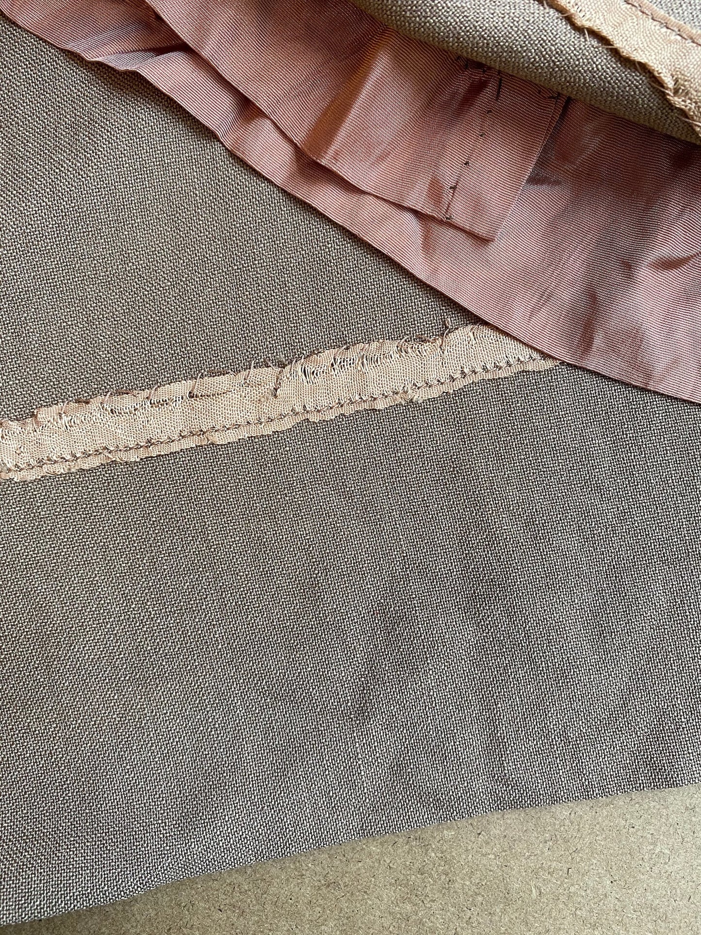 1950s Sheath Day Dress in Taupe Colour and Satin Trims (M)