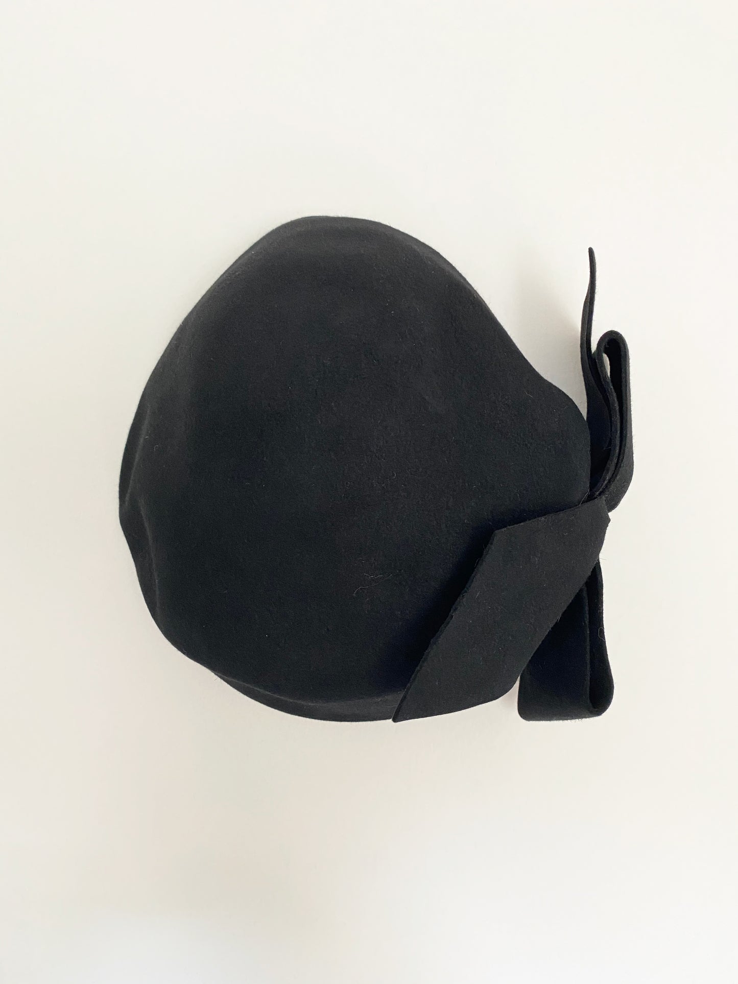 1950s Brand Black Large Bow Cloche Hat (S-M)